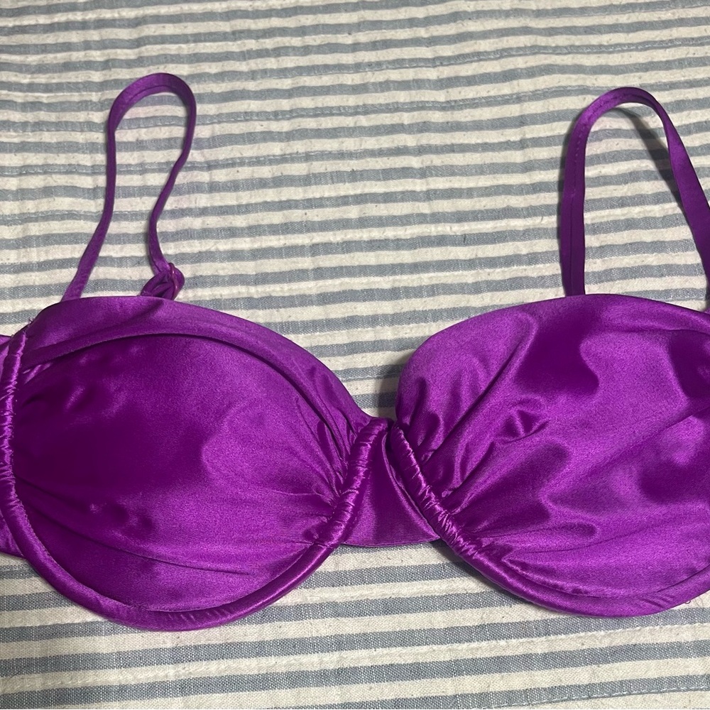 Good American Ruched Demi Cup Bikini Top in a Bright Orchid (Size 2 ) =M